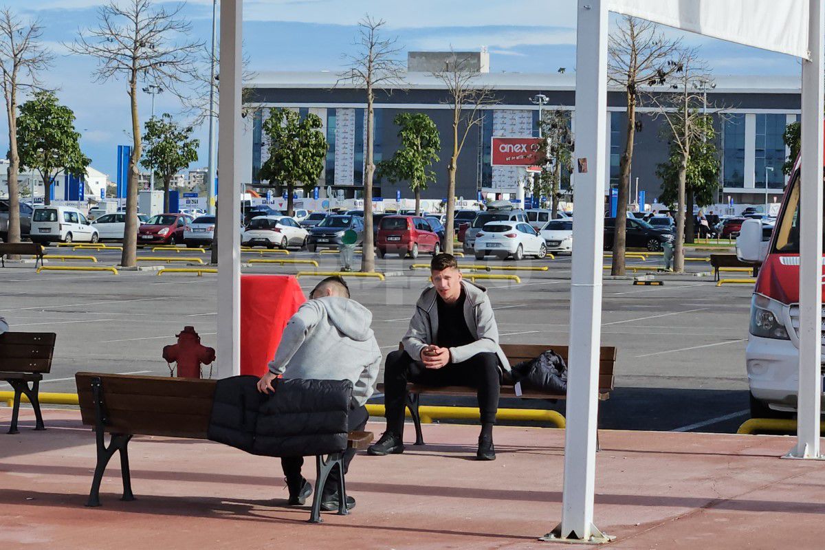 „Ia uite ce scrie aici!” » 6 detalii de la sosirea FCSB în Antalya: autocar venit pentru Steaua București + Lui Chiricheș nu i-au căzut „gradele”