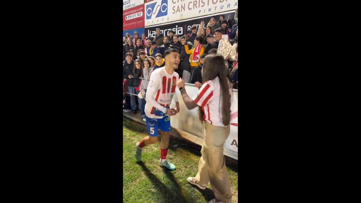 Imagini emoționante după meciul Barcelonei » Fotbalistul și-a cerut iubita în căsătorie pe teren