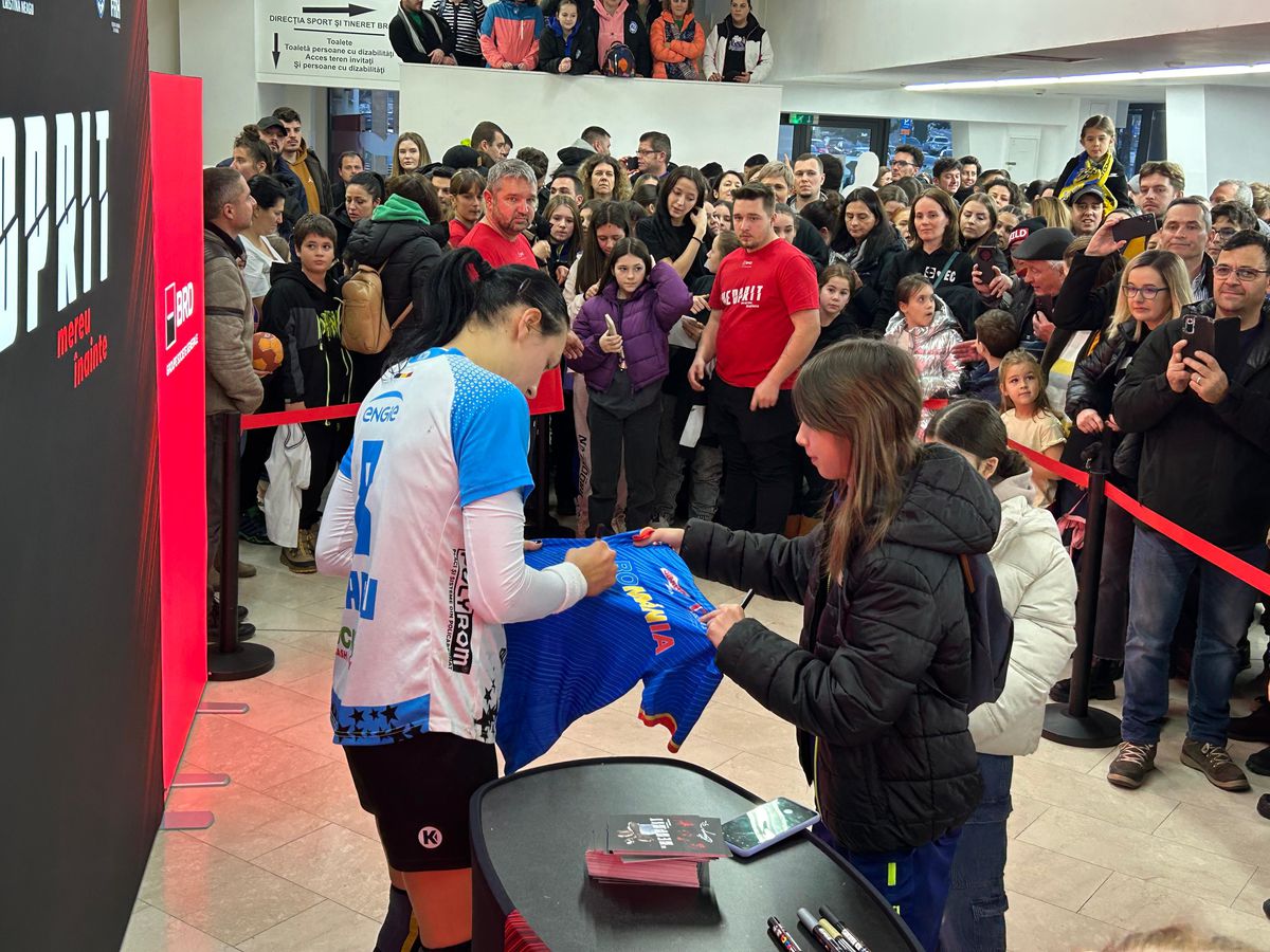 Cristina Neagu a dat autografe după victoria cu Corona Brașov