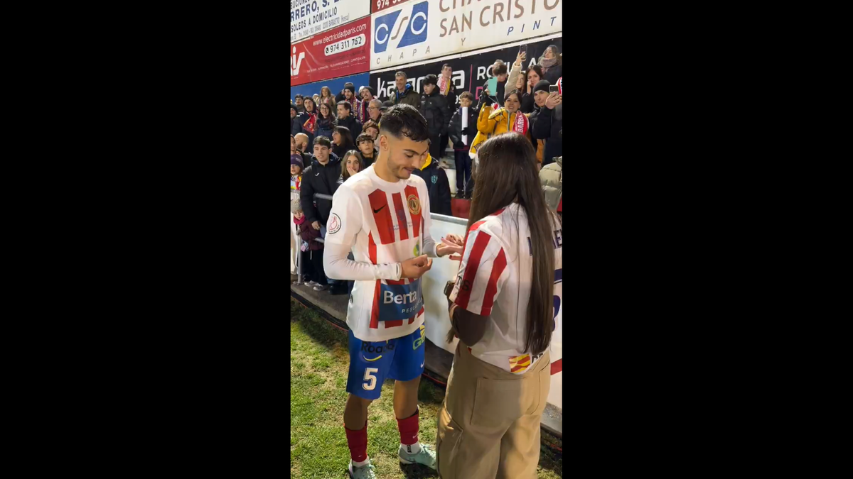 Imagini emoționante după meciul Barcelonei » Fotbalistul și-a cerut iubita în căsătorie pe teren