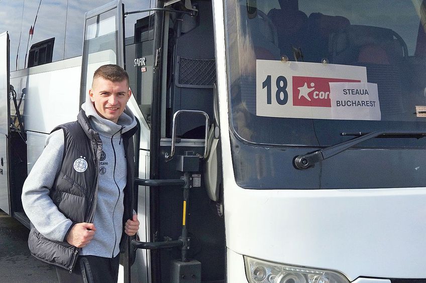 Florin Tănase, după ce a văzut că în parbrizul autocarului era o foaie cu numele „Steaua București” // foto: Eduard Apostol (GSP.ro)