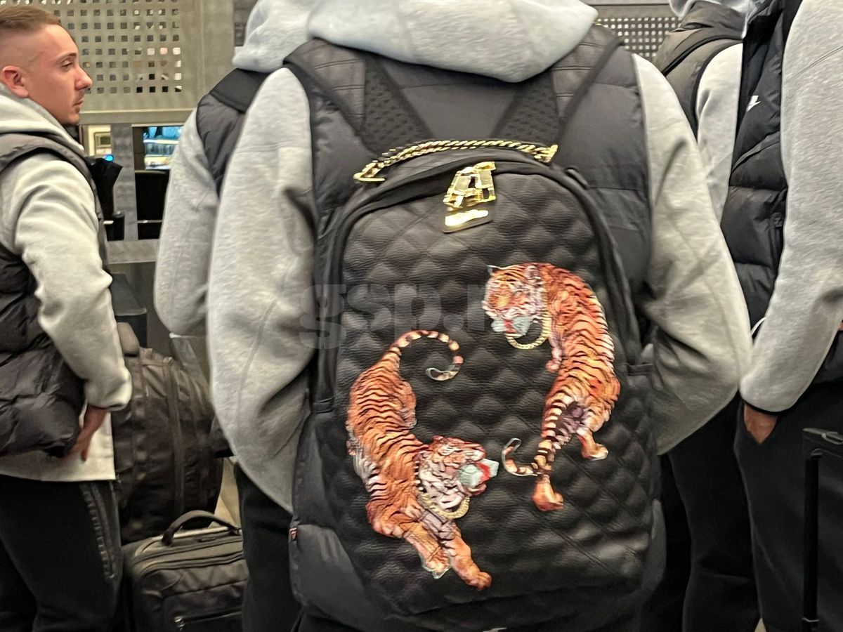 Unii cu leul, alții cu tigrul » Detalii inedite la plecarea FCSB în Antalya: două fețe noi în lot și 5 absenți + Ce versuri și-a scris Adi Șut pe valiză