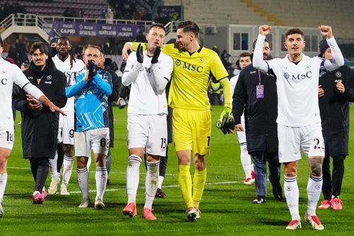 Jucătorii lui Napoli își aplaudă suporterii după 3-0 cu Fiorentina / Foto: Imago