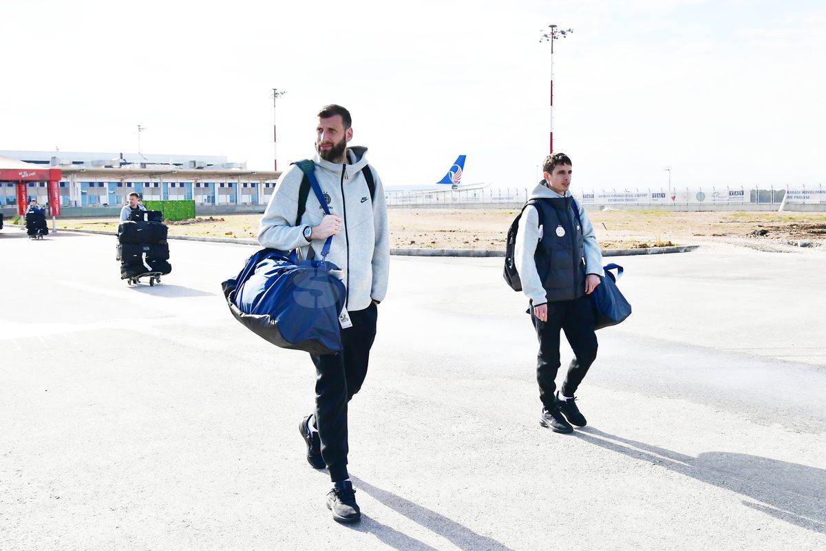 „Ia uite ce scrie aici!” » 6 detalii de la sosirea FCSB în Antalya: autocar venit pentru Steaua București + Lui Chiricheș nu i-au căzut „gradele”