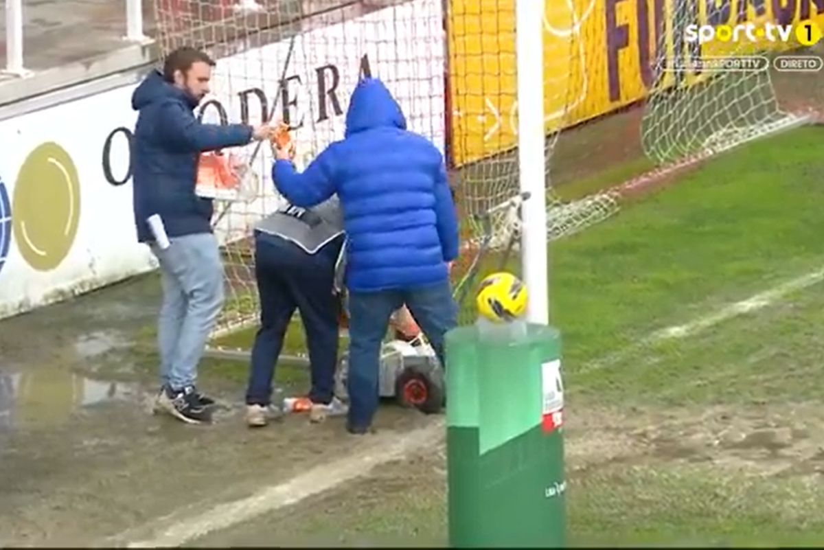 Se întâmplă în fotbalul important din Europa » Au trasat cu lapte liniile terenului