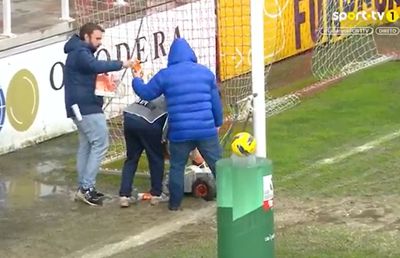 Se întâmplă în fotbalul important din Europa » Au trasat cu lapte liniile terenului