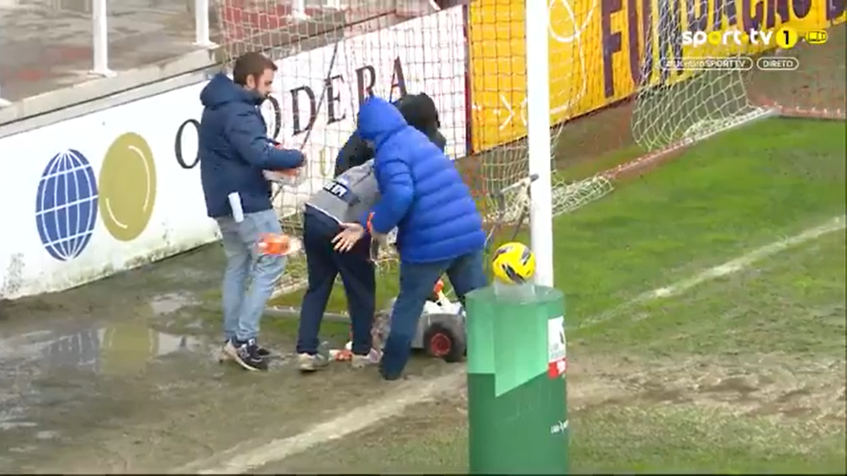 Se întâmplă în fotbalul important din Europa » Au trasat cu lapte liniile terenului