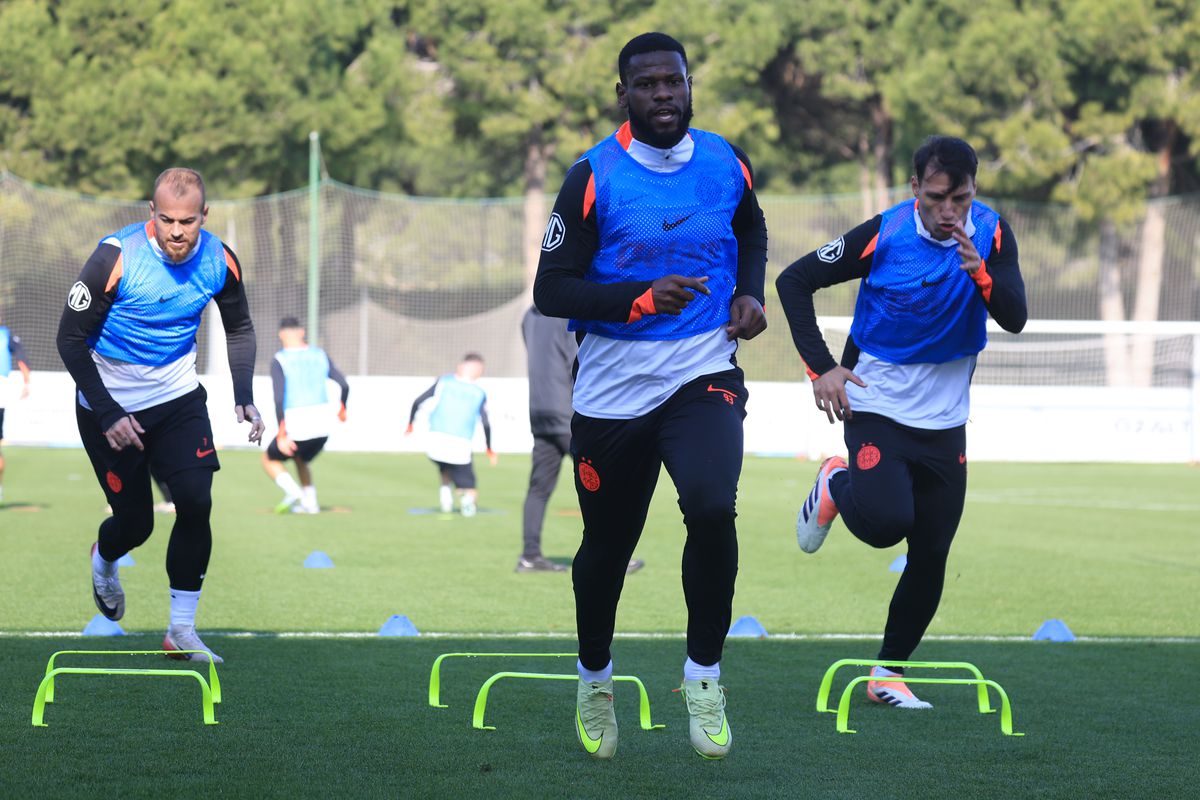 Chinuiți în Antalya » Fotbaliștii de la FCSB, „storși” de Neubert la antrenament! Imagini tari din Turcia