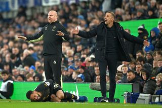 Un fost antrenor din Premier League negociază să-i ia locul celui care vine la Chelsea