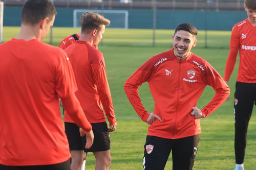 CORESPONDENȚĂ DIN TURCIA Voie bună la antrenamentul lui Dinamo » Cum se pregătesc „câinii” pentru lupta la titlu + Ce fotbalist a intrat cu probleme