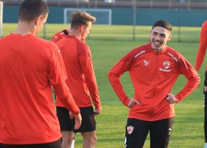 Voie bună la antrenamentul lui Dinamo » Cum se pregătesc „câinii” pentru lupta la titlu + Ce fotbalist a intrat cu probleme