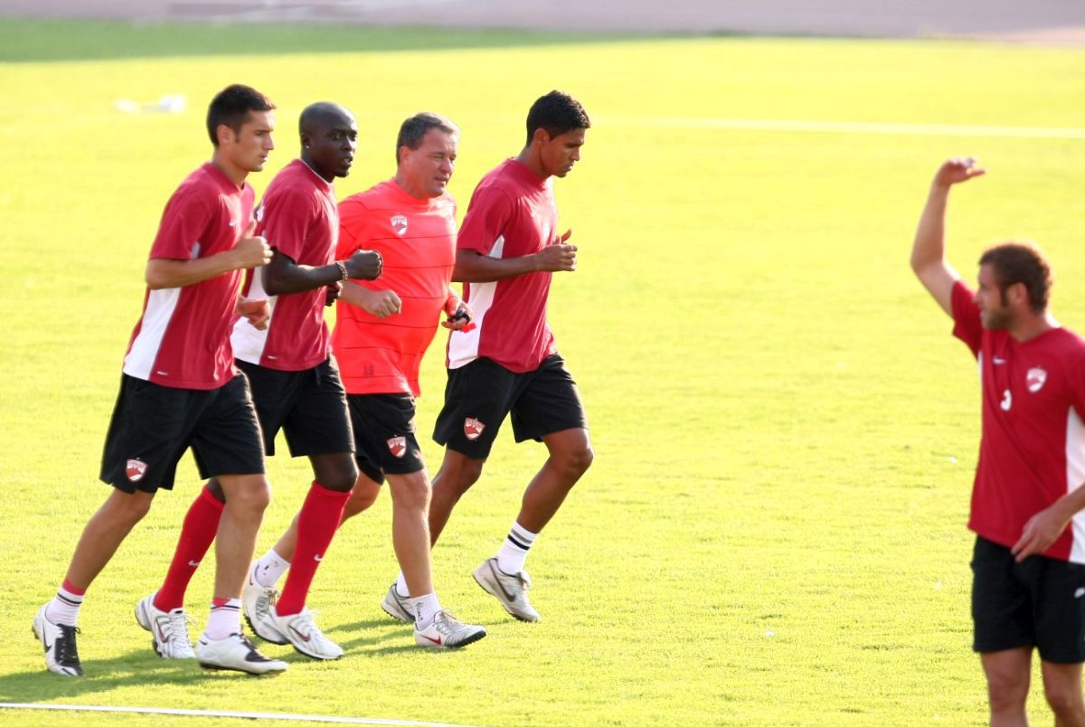 L-am găsit pe venezueleanul care a jucat la Dinamo! A driblat „subiectul Maduro”, apoi s-a dat la povești: „Mircea Rednic? Cu adevărat...” » Românul care i-a rămas la inimă