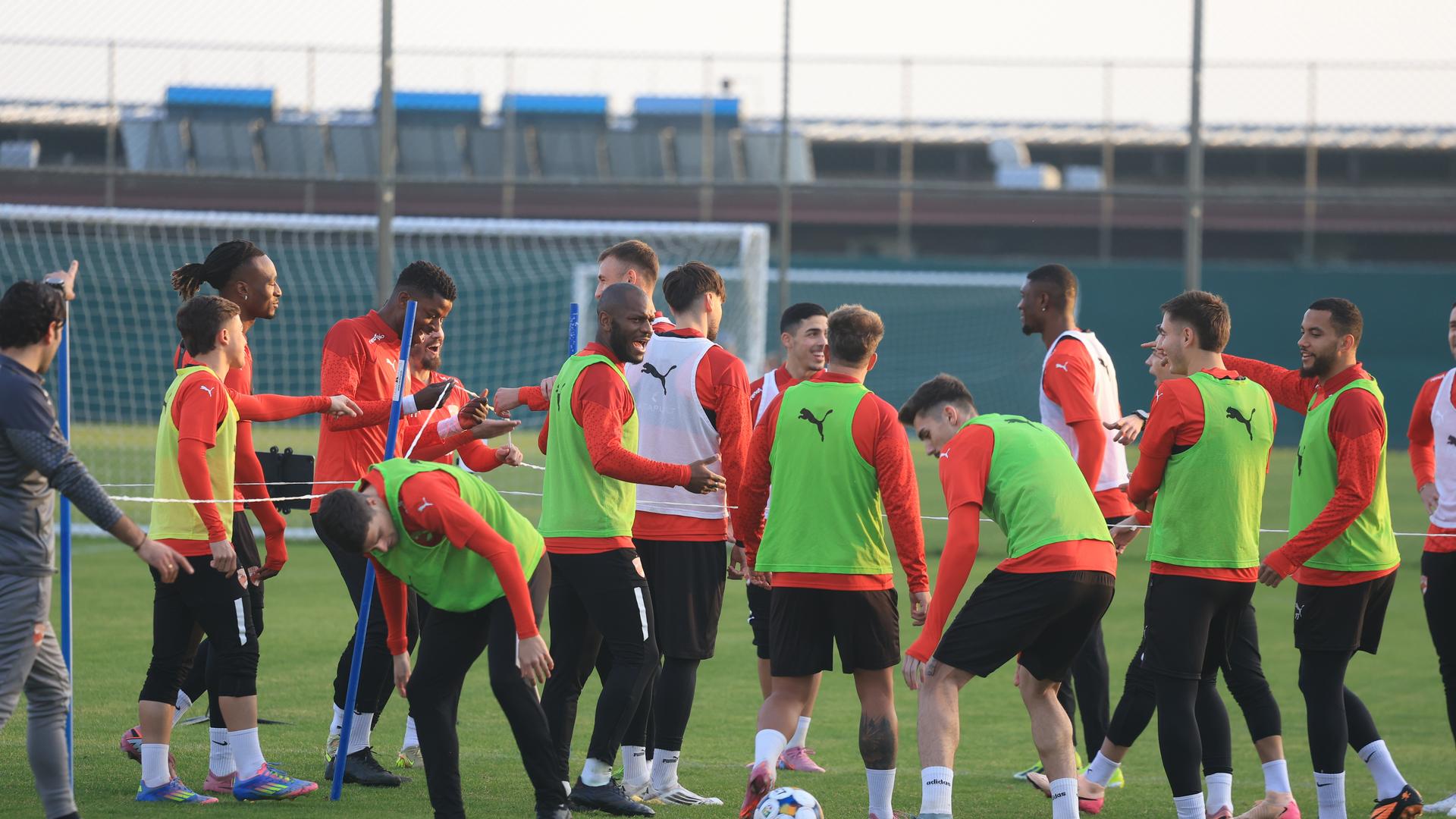 Liam Eissat și Matteo Duțu în tricouri Dinamo, pregătiți pentru prezentarea oficială a transferurilor la clubul Dinamo București | sursa foto: Gazeta Sporturilor