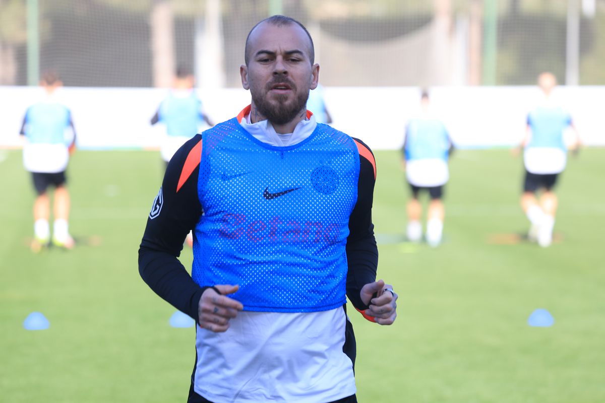 Chinuiți în Antalya » Fotbaliștii de la FCSB, „storși” de Neubert la antrenament! Imagini tari din Turcia