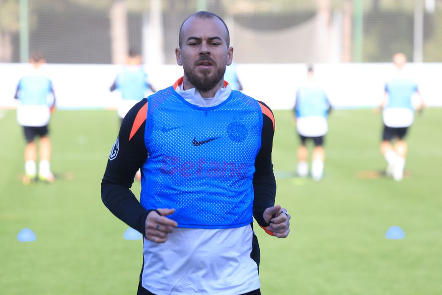 Antrenament FCSB în Antalya, Denis Alibec FOTO: Ionuţ Iordache (GSP) Gigi Becali și Sorin Cârțu, dialog spectaculos în direct: „Asta îmi dorești tu mie?!”