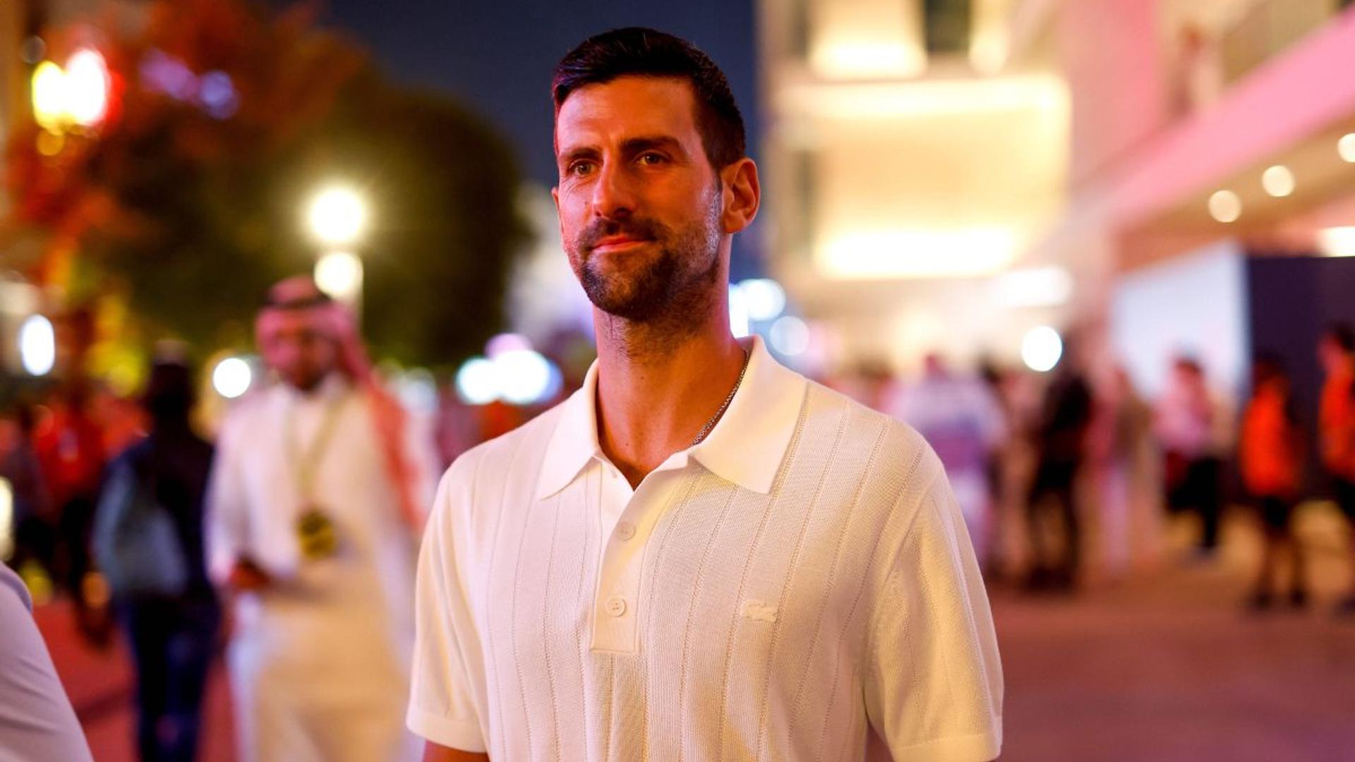 Novak Djokovic antrenându-se pe teren de tenis, concentrat pe recuperarea după accidentare umăr pentru Australian Open pregătire | sursa foto: Gazeta Sporturilor