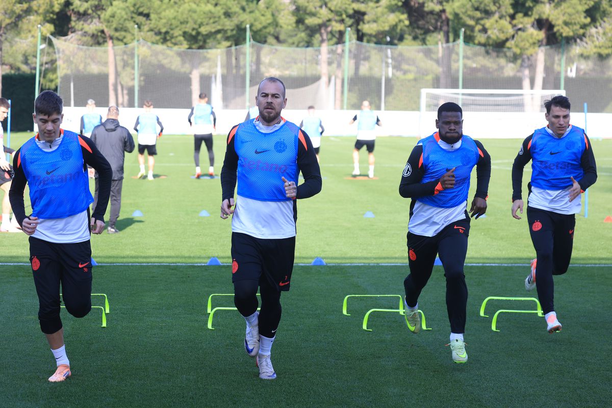 Chinuiți în Antalya » Fotbaliștii de la FCSB, „storși” de Neubert la antrenament! Imagini tari din Turcia