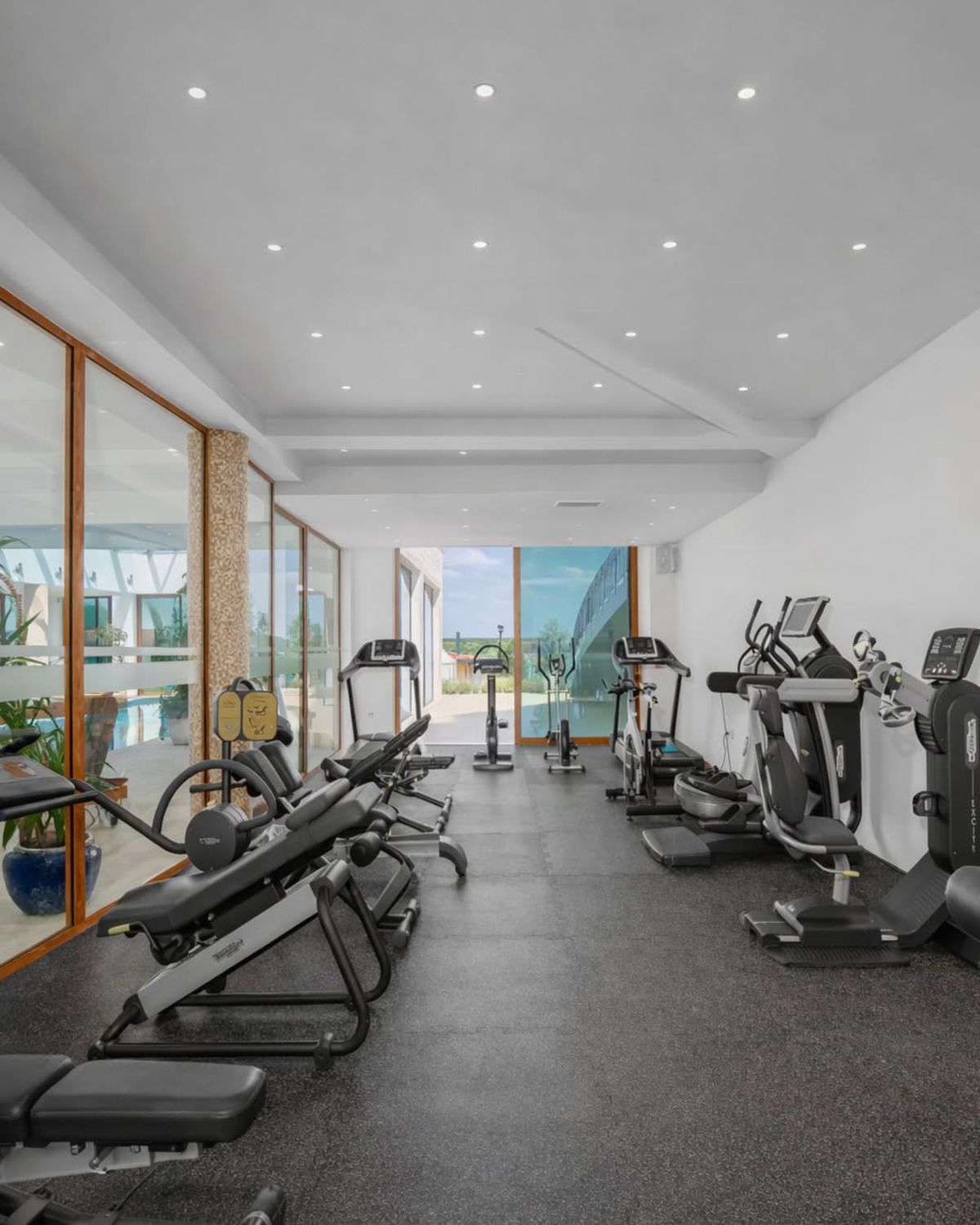 O noapte în vila privată a lui Novak Djokovic costă cât un sfert dintr-o garsonieră în București