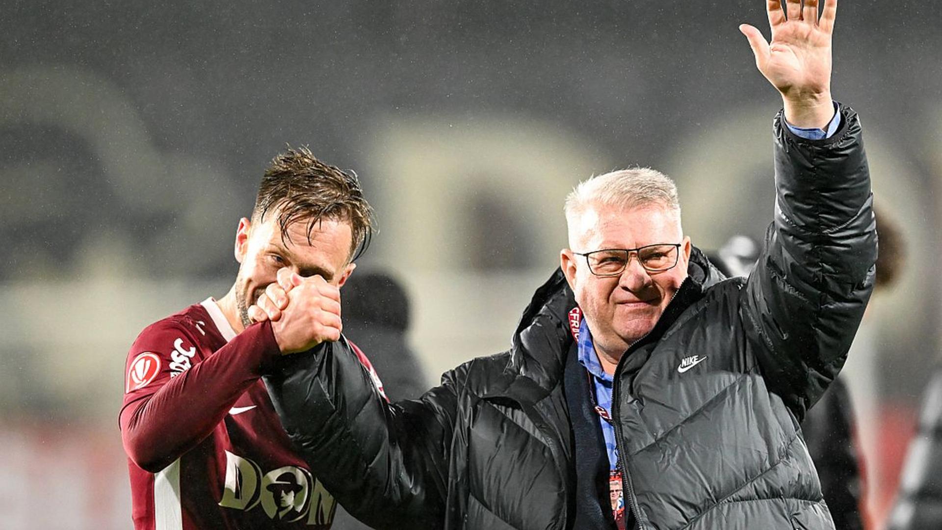 Daniel Pancu discutând cu Ciprian Deac și Damjan Djokovic în timpul antrenamentului CFR Cluj, evidențiind excluderea lor din lot. | sursa foto: Gazeta Sporturilor Daniel Pancu discutând cu Ciprian Deac și Damjan Djokovic în timpul antrenamentului CFR Cluj, evidențiind excluderea lor din lot. | sursa foto: Gazeta Sporturilor