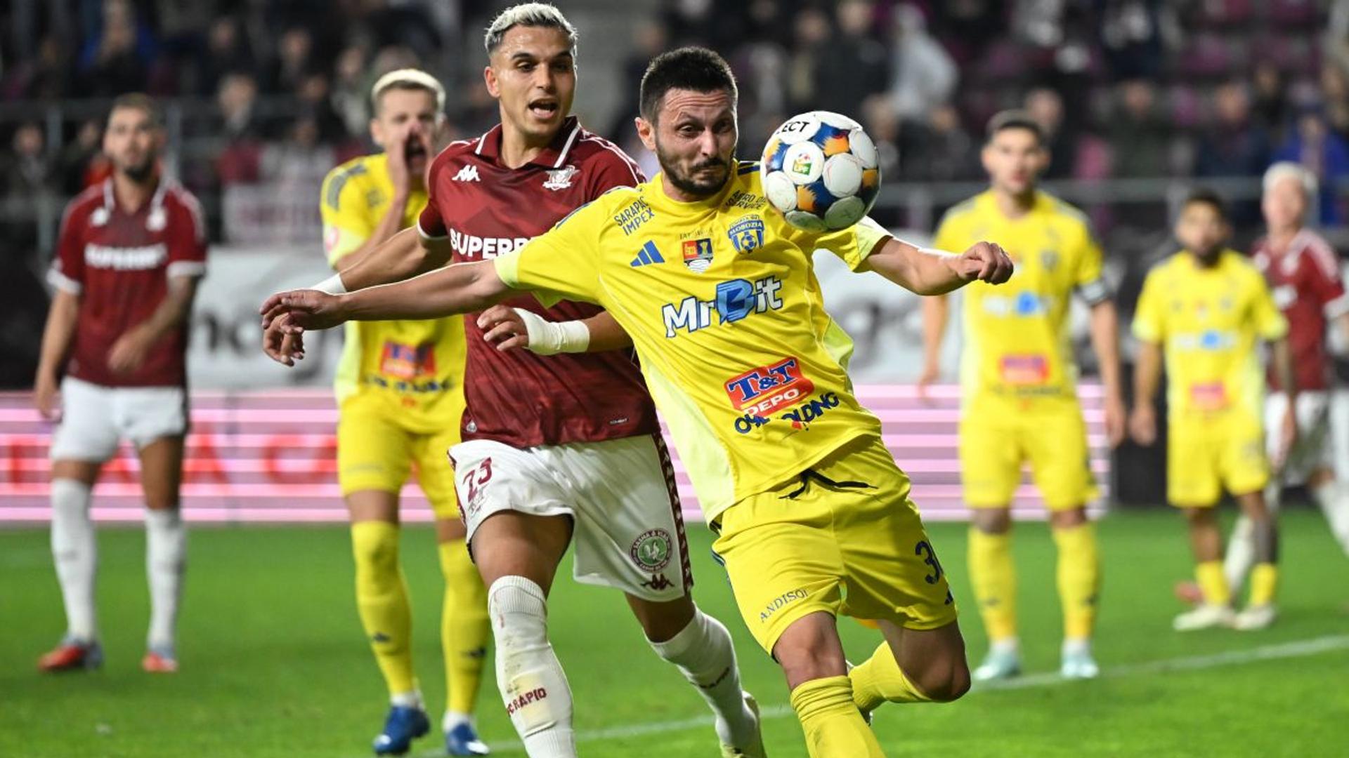 Florin Purece semnând contractul cu Metaloglobus în cantonamentul echipei, pregătindu-se pentru Superliga România, transfer Metaloglobus | sursa foto: Gazeta Sporturilor