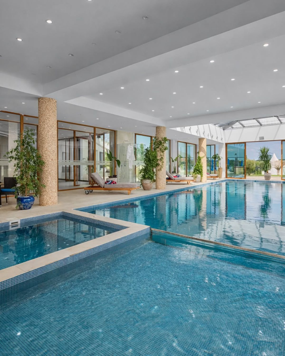 O noapte în vila privată a lui Novak Djokovic costă cât un sfert dintr-o garsonieră în București