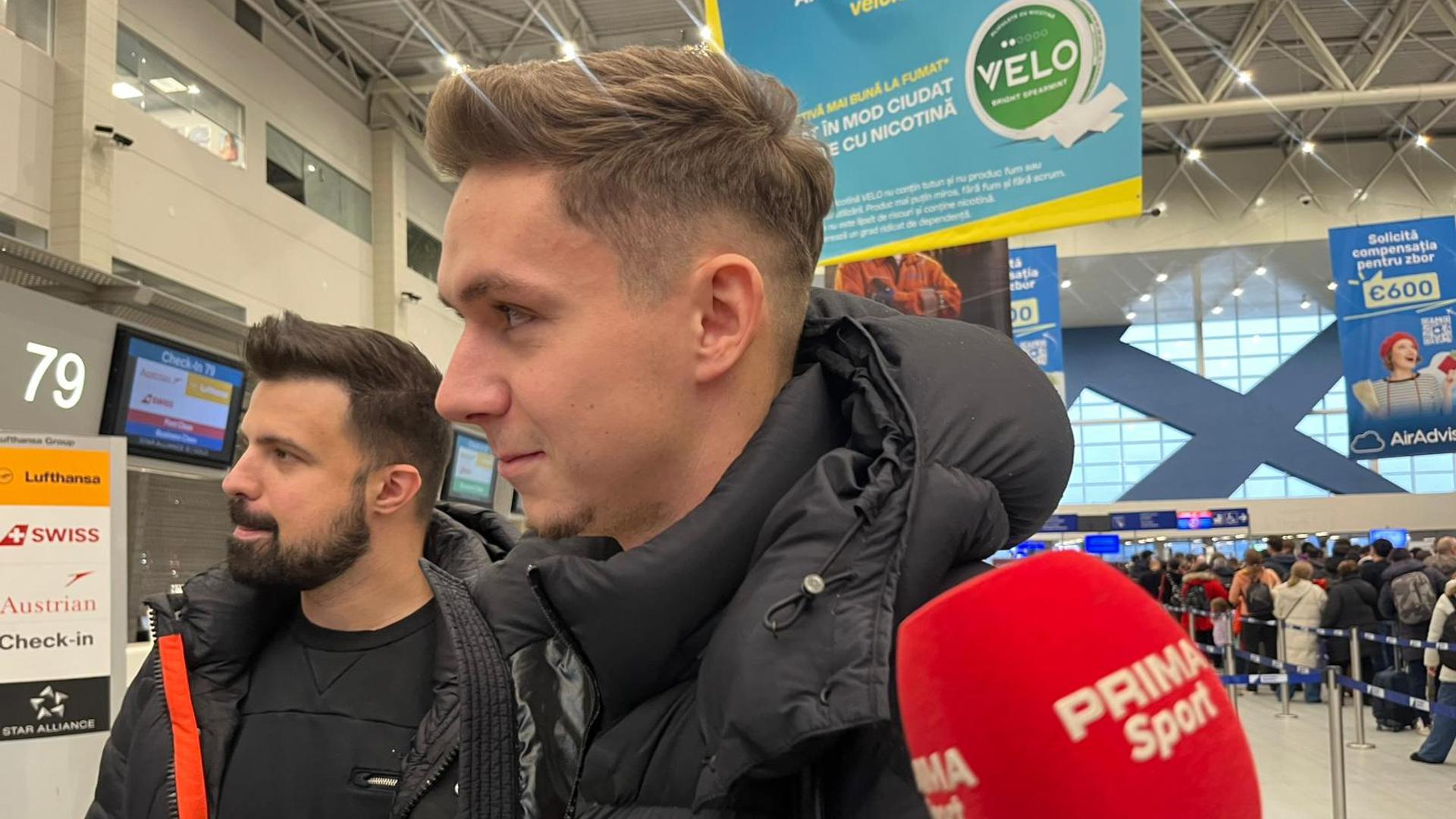Louis Munteanu în tricoul echipei din MLS fotbal, în timpul unui meci, cu logo-ul naționalei României vizibil pe fundal. | sursa foto: Gazeta Sporturilor