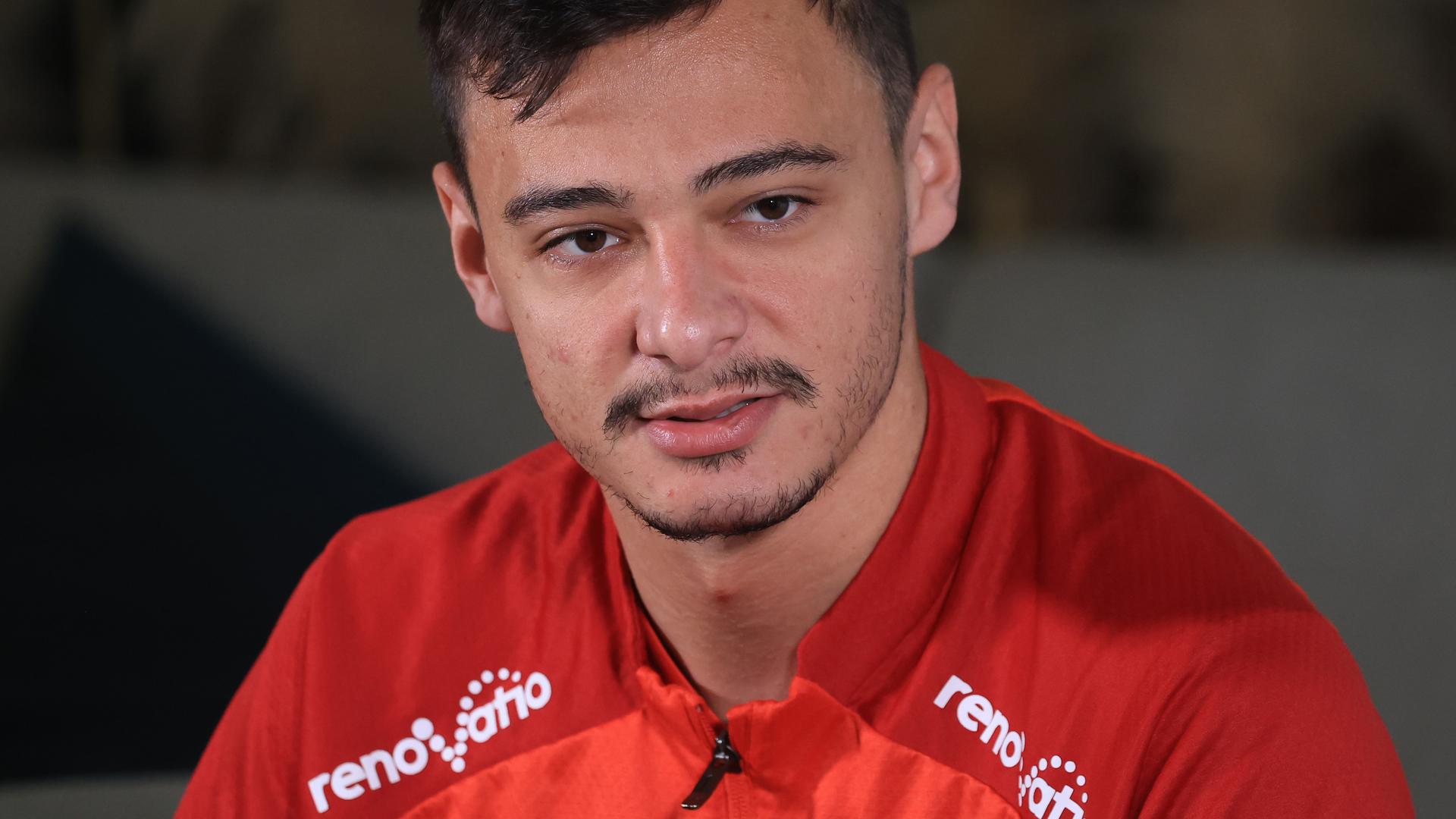 Valentin Țicu în echipamentul Dinamo, prezentat oficial în cantonamentul din Turcia după transferul fotbal și revenirea după accidentare | sursa foto: Gazeta Sporturilor Valentin Țicu în echipamentul Dinamo, prezentat oficial în cantonamentul din Turcia după transferul fotbal și revenirea după accidentare | sursa foto: Gazeta Sporturilor