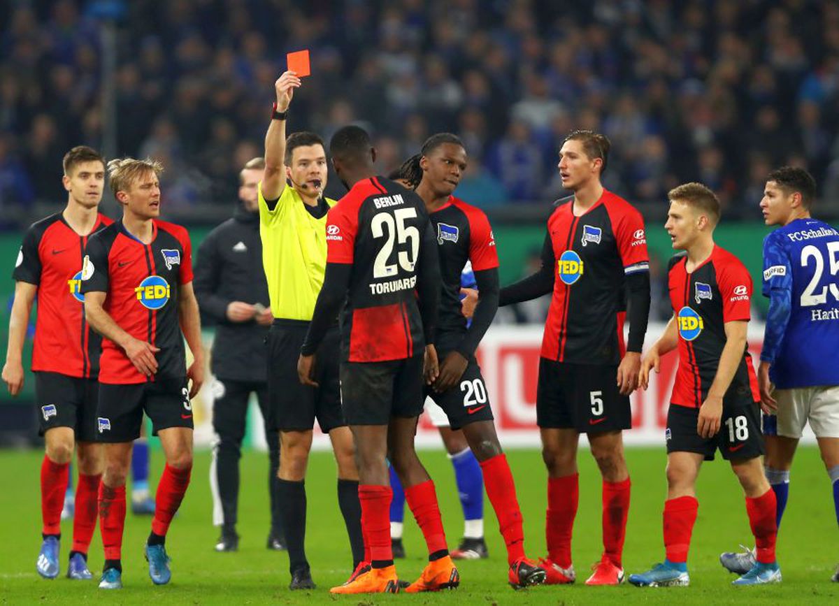 SCHALKE - HERTHA 3-2 // FOTO Scandal rasial IMENS în Germania! Insultat de huliganii lui Schalke, Jordan Torunarigha a plâns și a vrut să iasă de pe teren