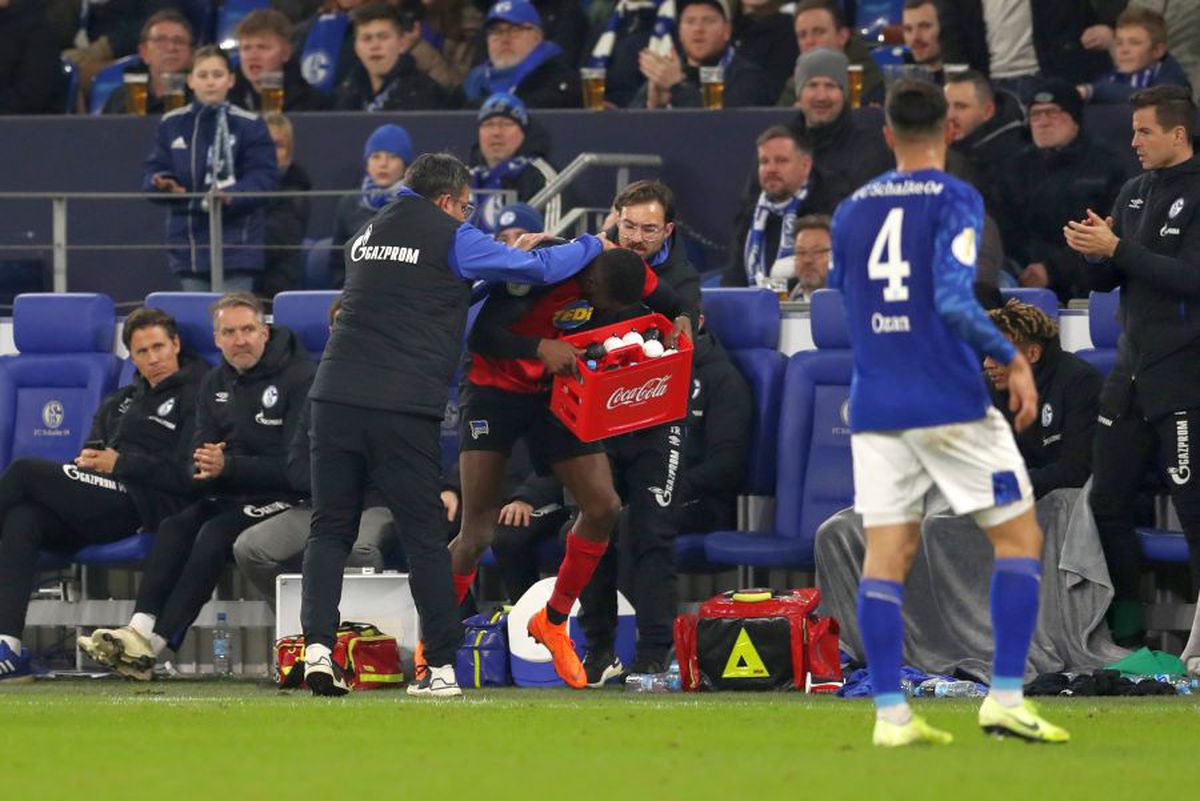 SCHALKE - HERTHA 3-2 // FOTO Scandal rasial IMENS în Germania! Insultat de huliganii lui Schalke, Jordan Torunarigha a plâns și a vrut să iasă de pe teren