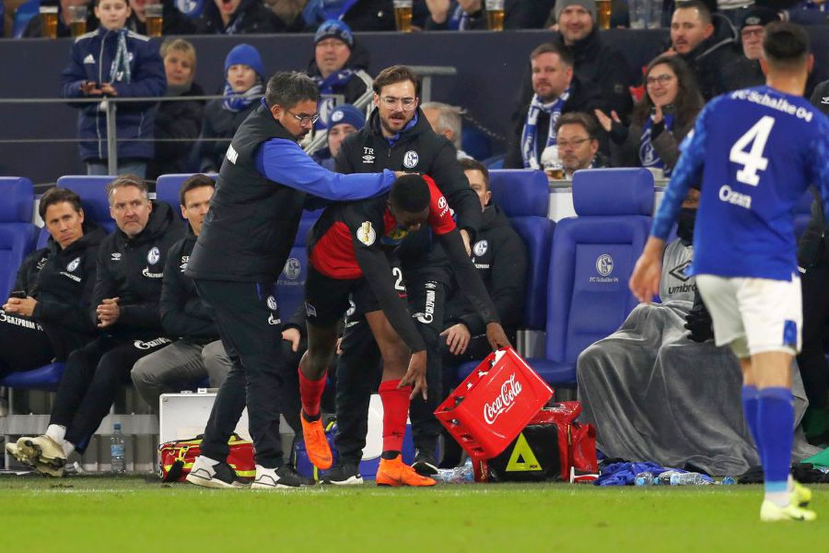 SCHALKE - HERTHA 3-2 // FOTO Scandal rasial IMENS în Germania! Insultat de huliganii lui Schalke, Jordan Torunarigha a plâns și a vrut să iasă de pe teren