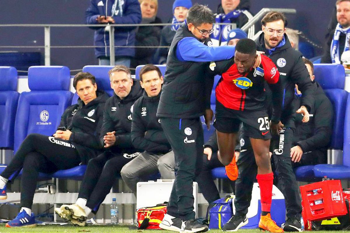 SCHALKE - HERTHA 3-2 // FOTO Scandal rasial IMENS în Germania! Insultat de huliganii lui Schalke, Jordan Torunarigha a plâns și a vrut să iasă de pe teren