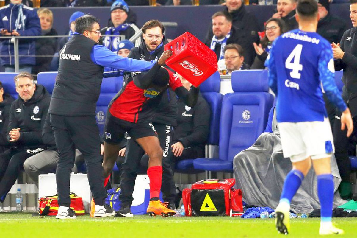 SCHALKE - HERTHA 3-2 // FOTO Scandal rasial IMENS în Germania! Insultat de huliganii lui Schalke, Jordan Torunarigha a plâns și a vrut să iasă de pe teren