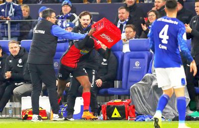 SCHALKE - HERTHA 3-2 // FOTO Scandal rasial IMENS în Germania! Insultat de huliganii lui Schalke, Jordan Torunarigha a plâns și a vrut să iasă de pe teren