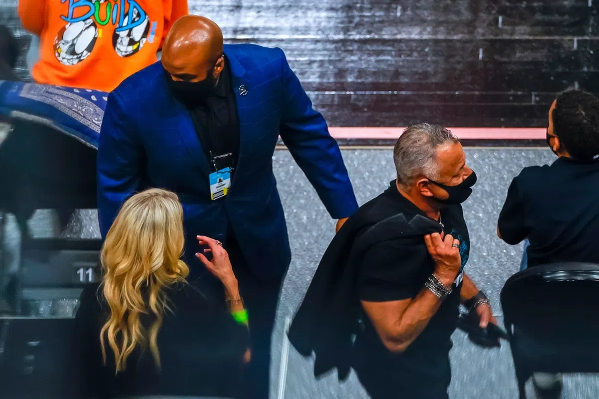 Schimb dur de replici între LeBron James și doi spectatori! Starul din NBA s-a înjurat cu un bărbat, iar soția acestuia a intervenit și l-a amenințat pe baschetbalist