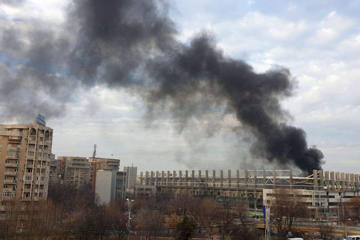 FOTO Panică în Giulești! Fum gros deasupra arenei Rapidului » Prima reacție a pompierilor: „A fost un incendiu în incinta stadionului”