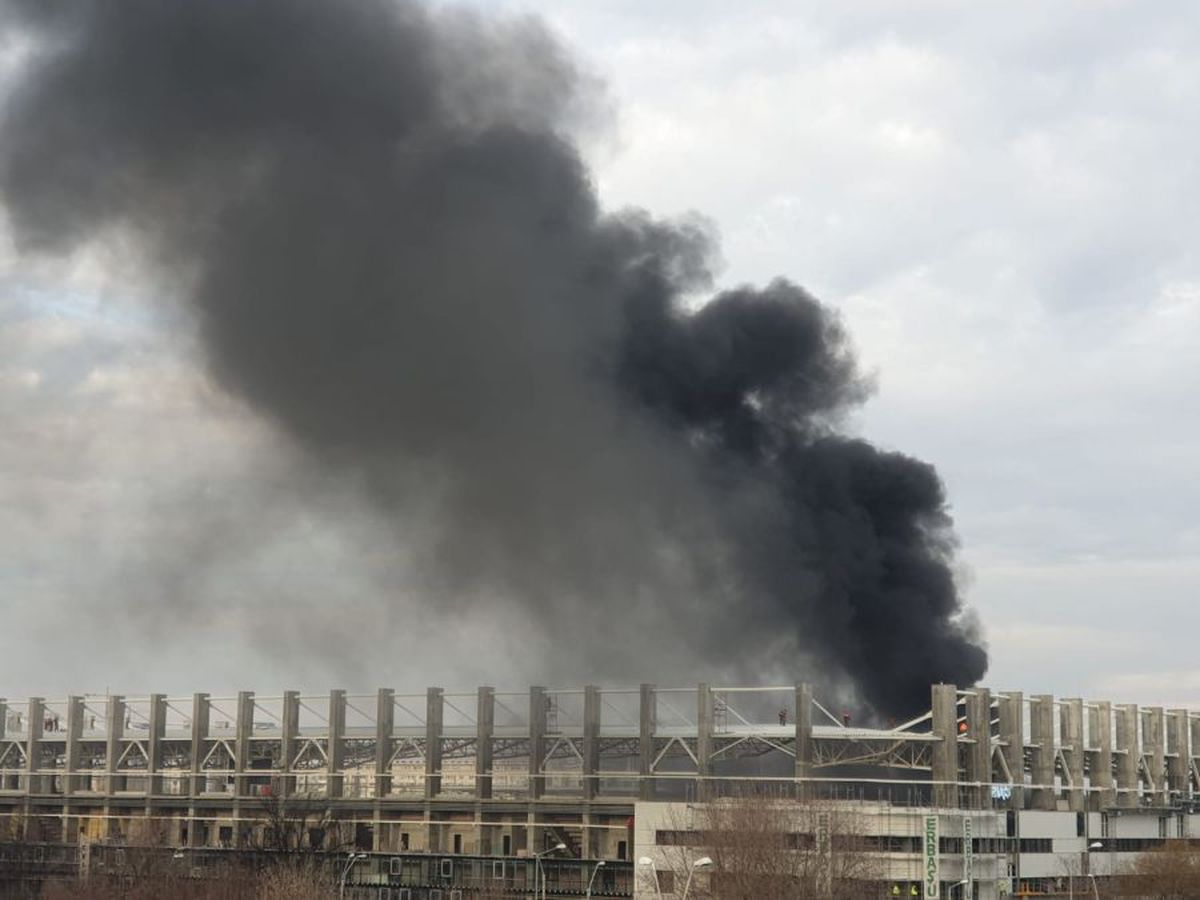 FOTO Panică în Giulești! Fum gros deasupra arenei Rapidului » Prima reacție a pompierilor: „A fost un incendiu în incinta stadionului”