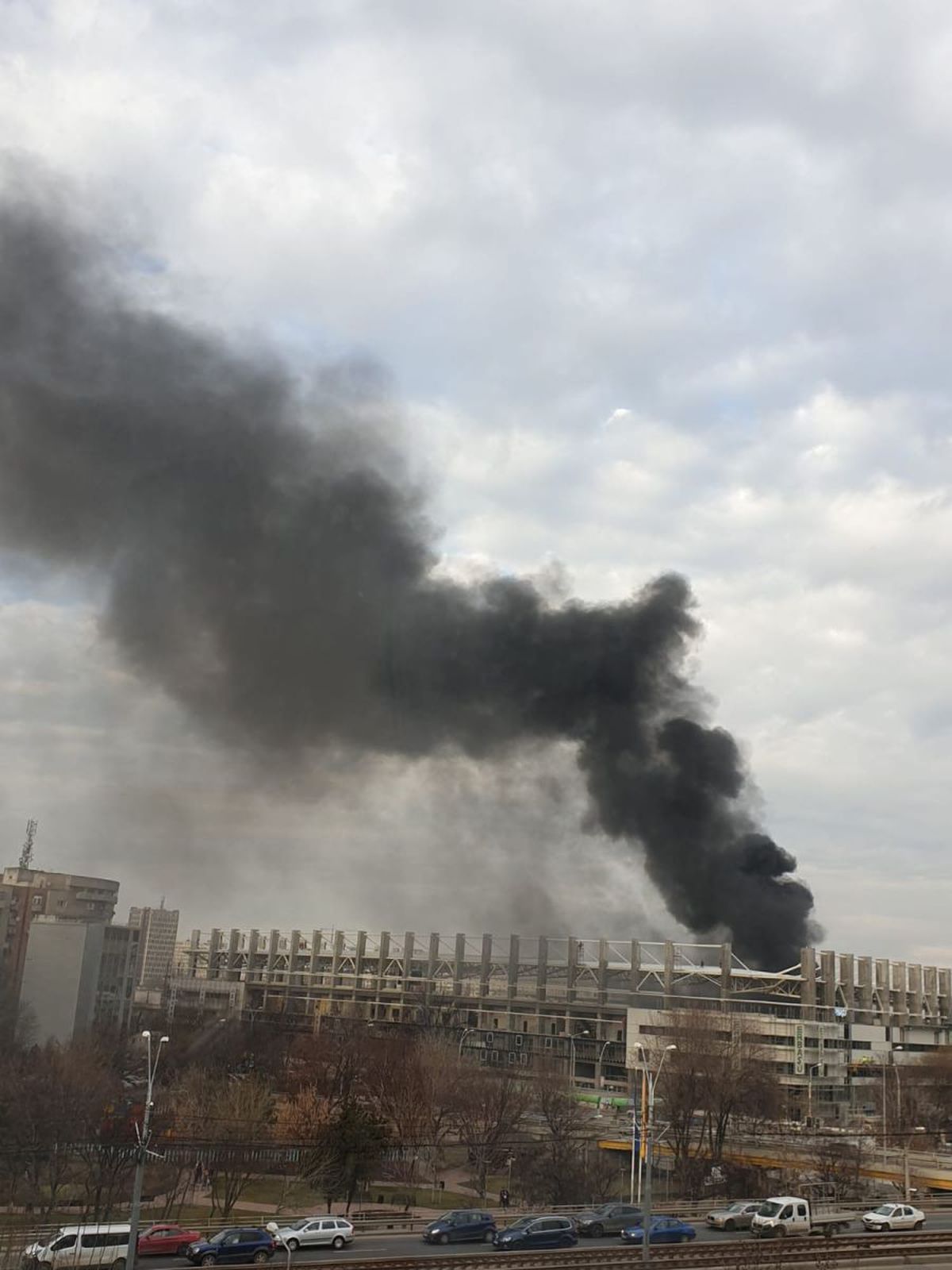 FOTO Panică în Giulești! Fum gros deasupra arenei Rapidului » Prima reacție a pompierilor: „A fost un incendiu în incinta stadionului”