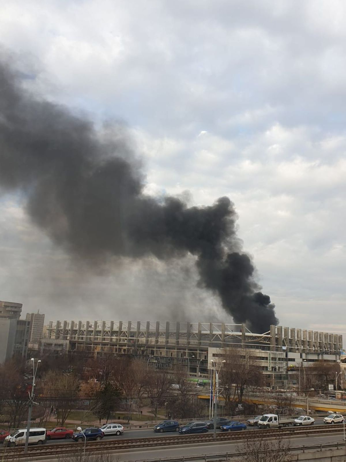 FOTO Panică în Giulești! Fum gros deasupra arenei Rapidului » Prima reacție a pompierilor: „A fost un incendiu în incinta stadionului”