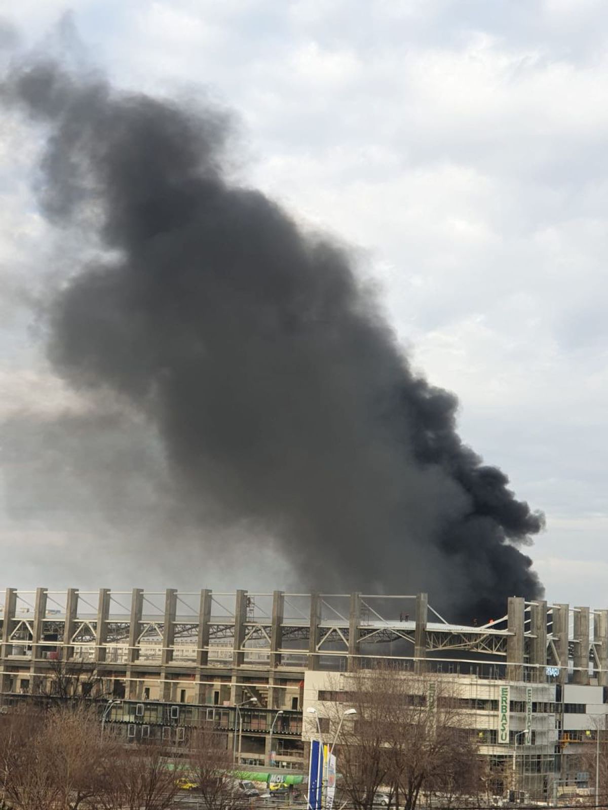FOTO Panică în Giulești! Fum gros deasupra arenei Rapidului » Prima reacție a pompierilor: „A fost un incendiu în incinta stadionului”