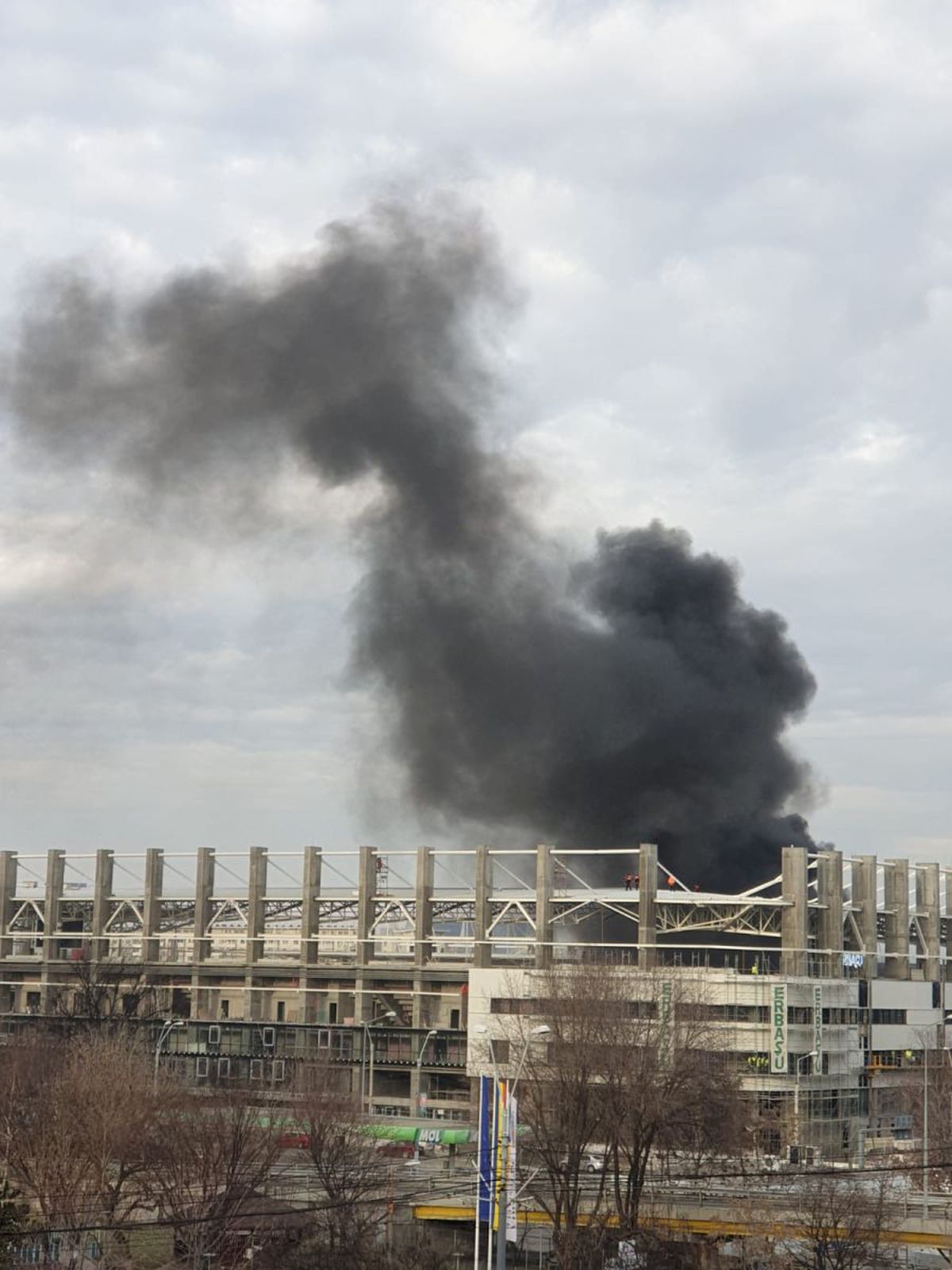 FOTO Panică în Giulești! Fum gros deasupra arenei Rapidului » Prima reacție a pompierilor: „A fost un incendiu în incinta stadionului”