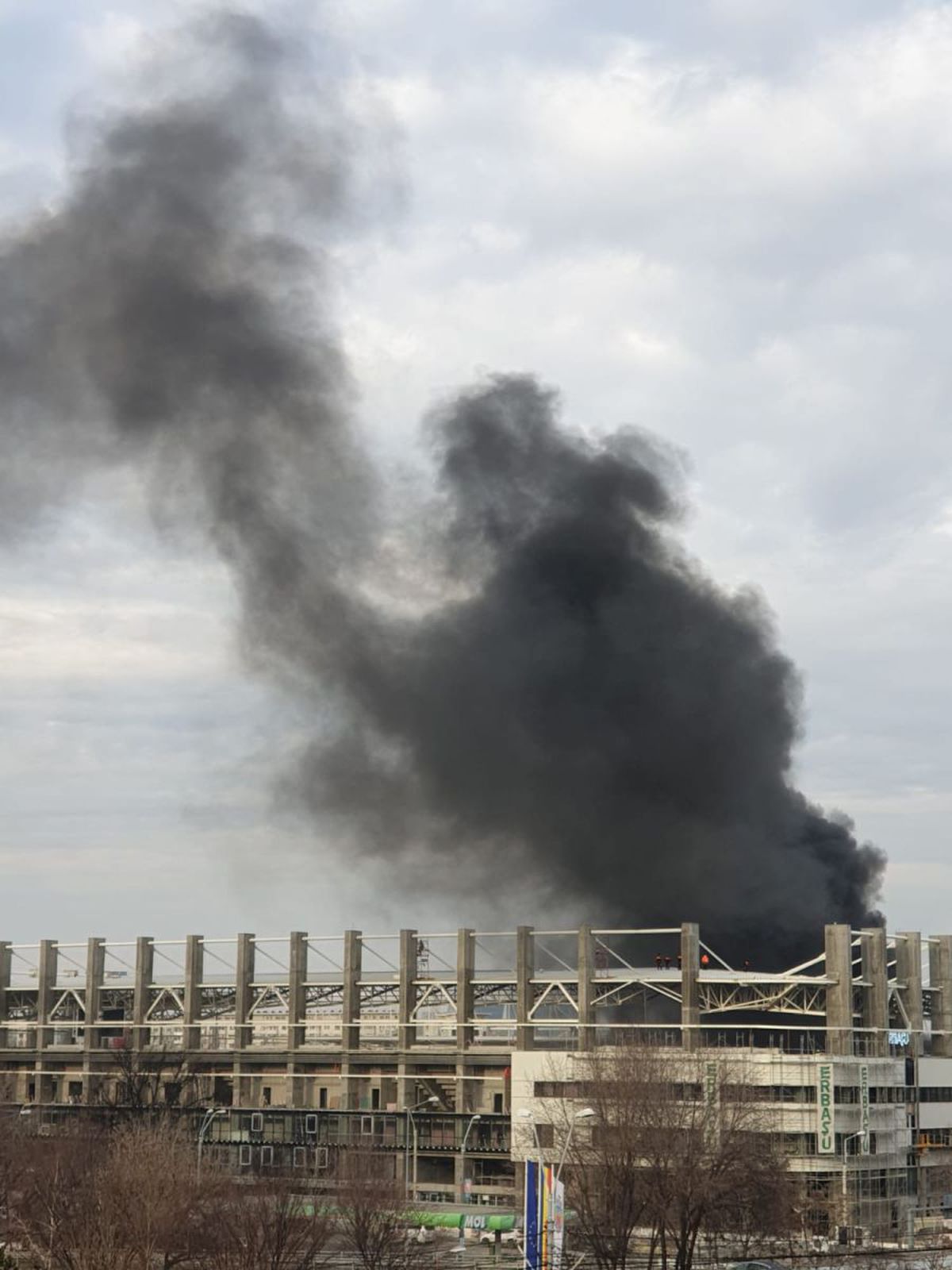 FOTO Panică în Giulești! Fum gros deasupra arenei Rapidului » Prima reacție a pompierilor: „A fost un incendiu în incinta stadionului”
