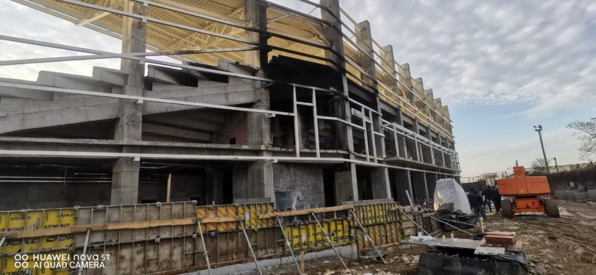 FOTO Panică în Giulești! Fum gros deasupra arenei Rapidului » Prima reacție a pompierilor: „A fost un incendiu în incinta stadionului”