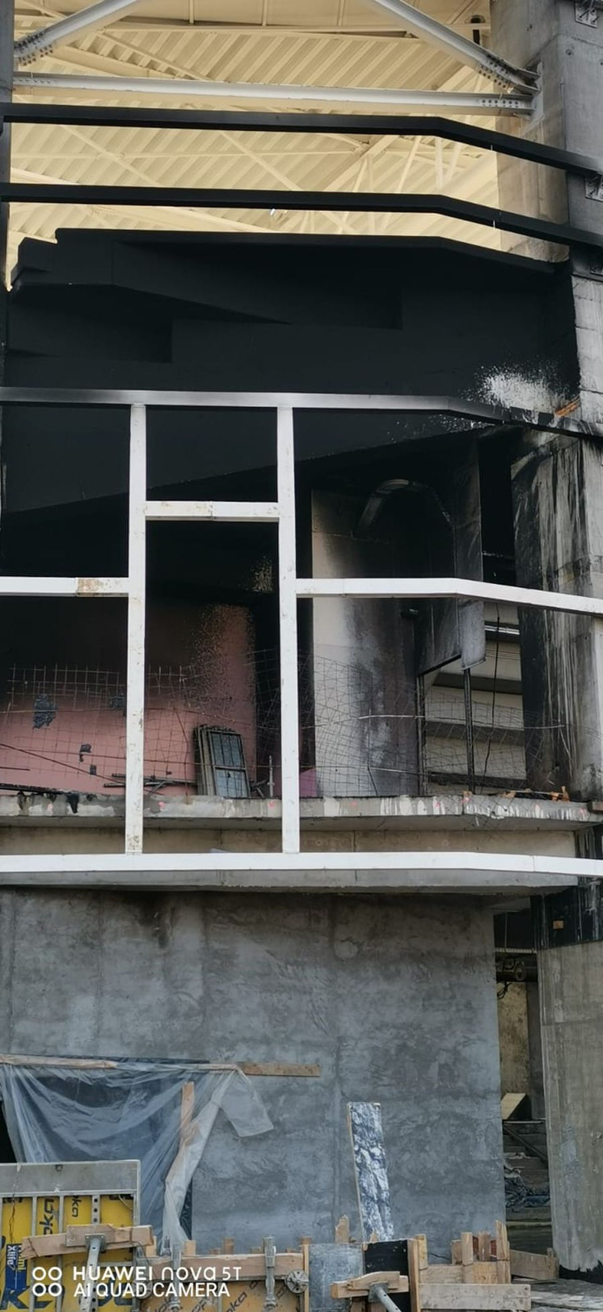 FOTO Panică în Giulești! Fum gros deasupra arenei Rapidului » Prima reacție a pompierilor: „A fost un incendiu în incinta stadionului”