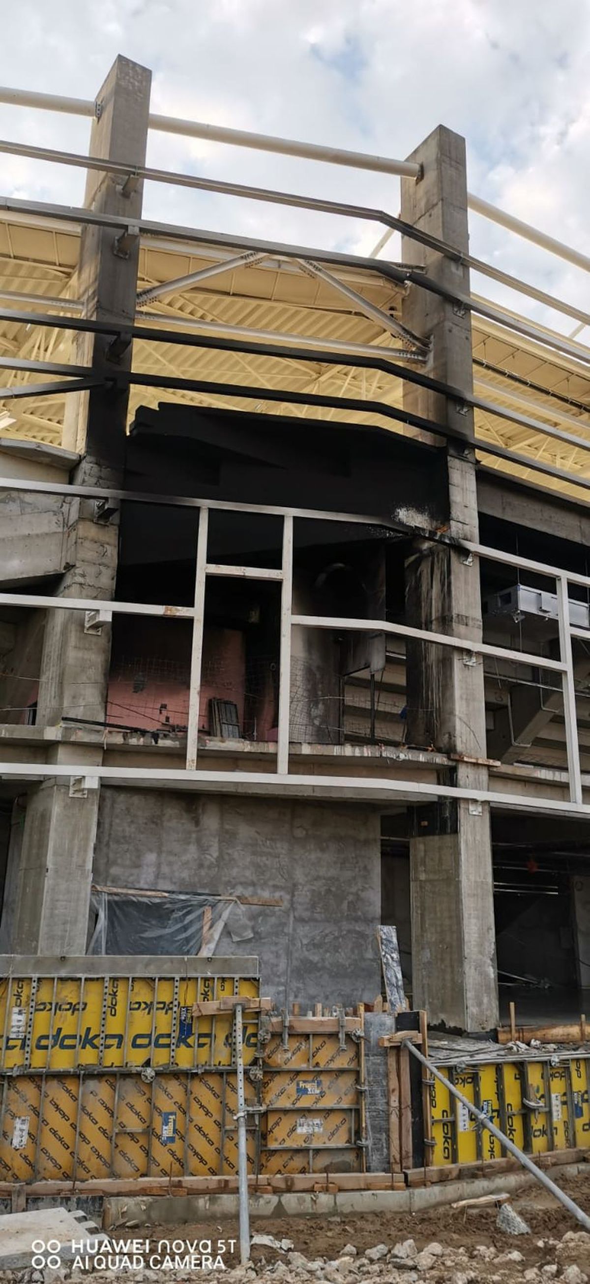 FOTO Panică în Giulești! Fum gros deasupra arenei Rapidului » Prima reacție a pompierilor: „A fost un incendiu în incinta stadionului”