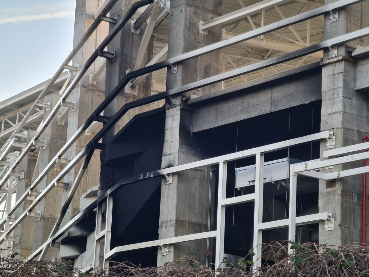 FOTO Panică în Giulești! Fum gros deasupra arenei Rapidului » Prima reacție a pompierilor: „A fost un incendiu în incinta stadionului”