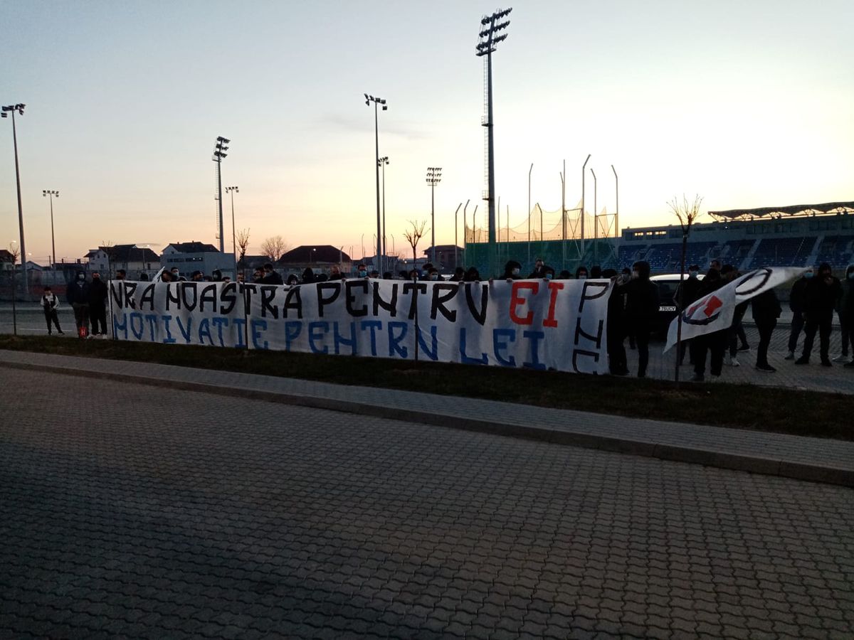 FOTO+VIDEO Spectacol la „Ion Oblemenco” înainte de Craiova - Dinamo! Oltenii, mesaje de susținere pentru jucători și scandări obscene la adresa rivalilor