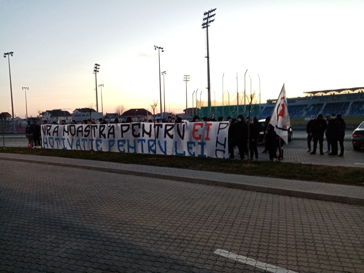 FOTO+VIDEO Spectacol la „Ion Oblemenco” înainte de Craiova - Dinamo! Oltenii, mesaje de susținere pentru jucători și scandări obscene la adresa rivalilor