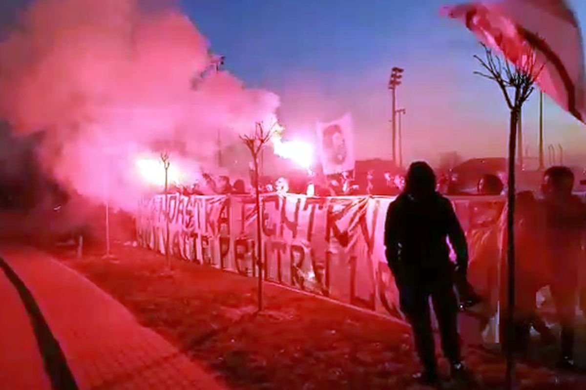 FOTO+VIDEO Spectacol la „Ion Oblemenco” înainte de Craiova - Dinamo! Oltenii, mesaje de susținere pentru jucători și scandări obscene la adresa rivalilor