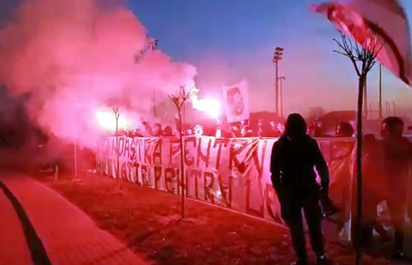 FOTO+VIDEO Spectacol la „Ion Oblemenco” înainte de Craiova - Dinamo! Oltenii, mesaje de susținere pentru jucători și scandări obscene la adresa rivalilor