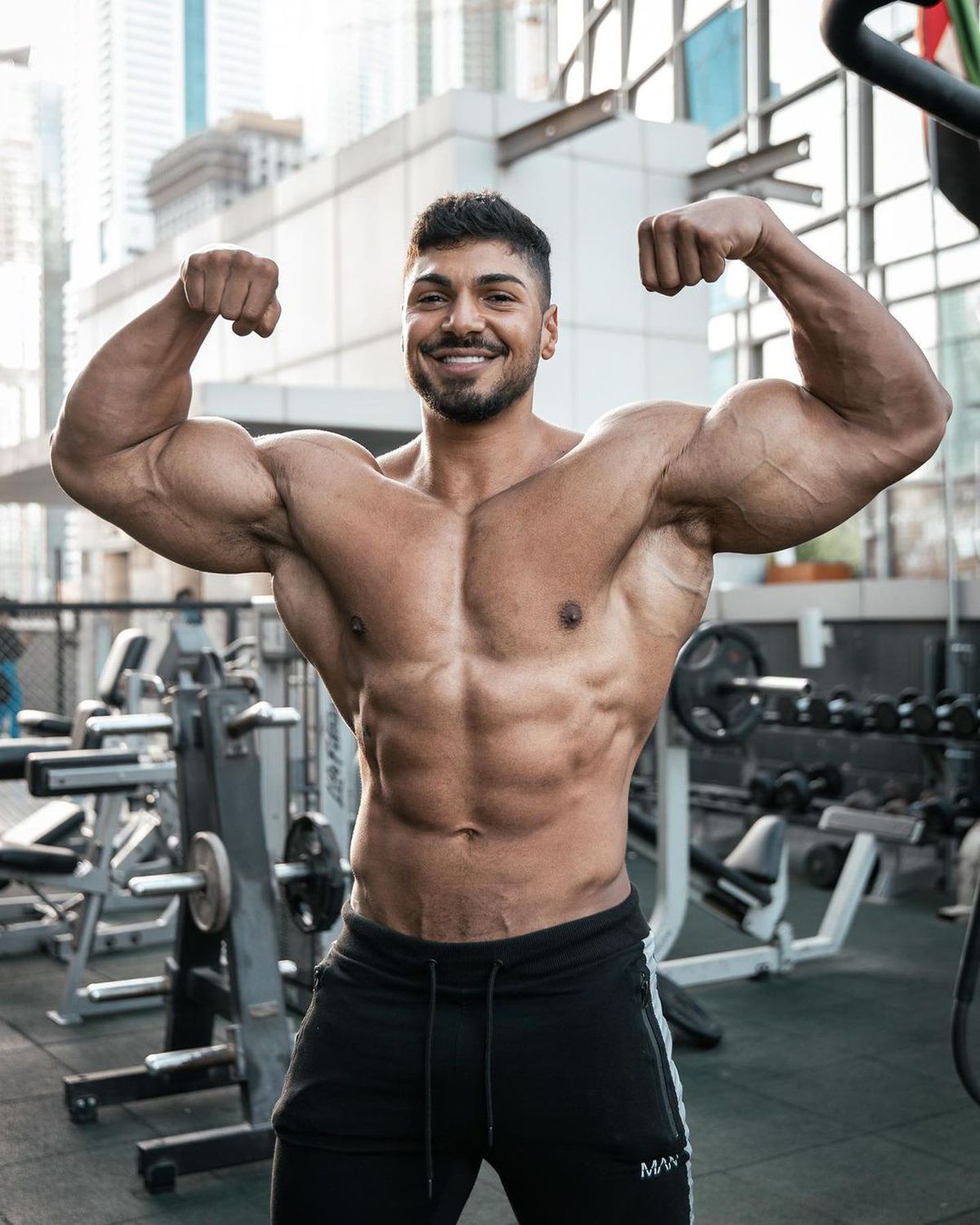 FOTO Cine e sportivul care le depășește pe Inna și Antonia în topul celor mai urmărite persoane din România pe Instagram